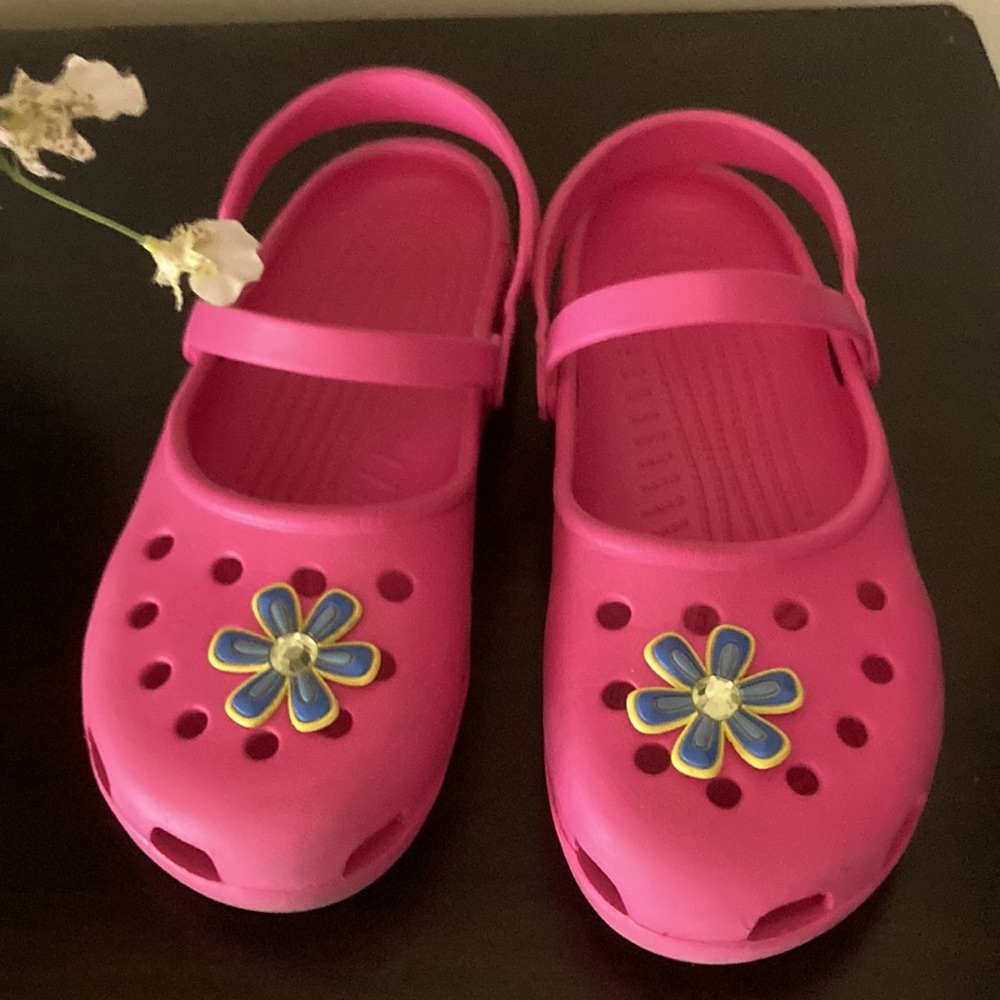 🔹pink crocks, flower is removable. Super comfortable water resistant crocks!! - Picture 3 of 7